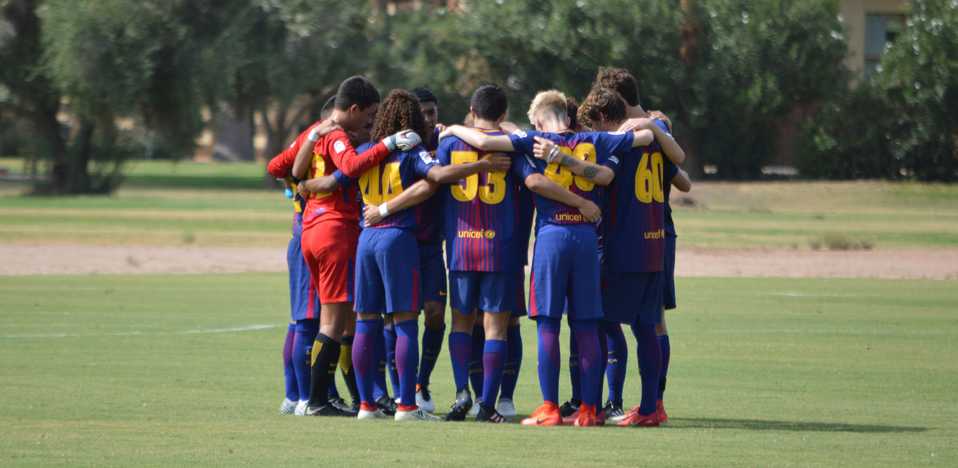 Barca Residency Academy 2017-18 U-17 team huddle